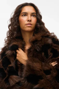 Vila Abrigo efecto pelo con solapas Marr&oacute;n oscuro Online