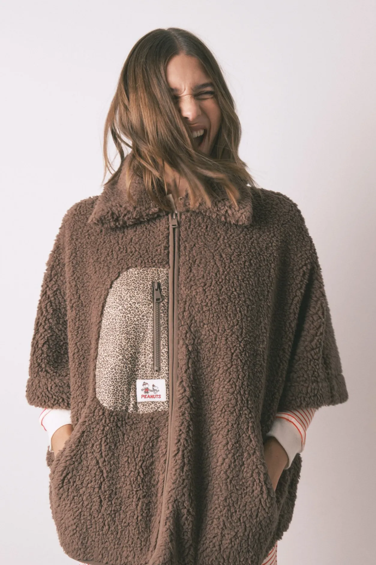 Women'secret Bata corta poncho borreguito marrón Snoopy marr&oacute;n Best