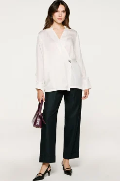 Selected Blusa cuello pico detalle metálico Blanco Hot