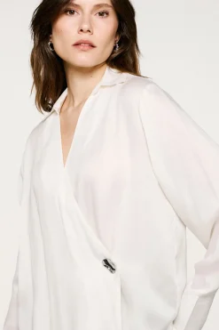 Selected Blusa cuello pico detalle metálico Blanco Hot