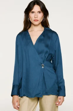 Selected Blusa cuello pico detalle metálico Azul marino