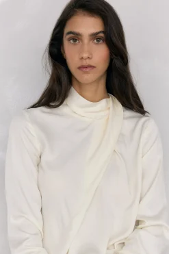 Pedro del Hierro Blusa satén cuello subido Crudo Sale