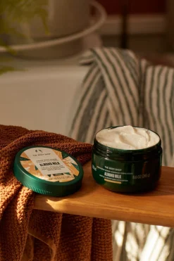 The Body Shop Body Yogurt de Leche de Almendras 200ml Multicolor Hot