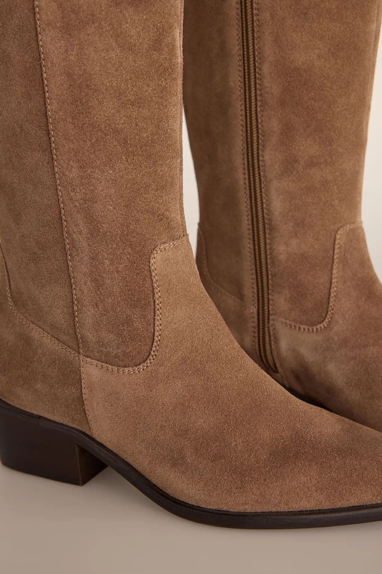 Pedro del Hierro Bota alta estilo hípica con tacón bajo en serraje Beige Online