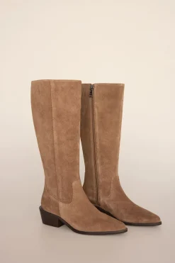 Pedro del Hierro Bota alta estilo hípica con tacón bajo en serraje Beige Online