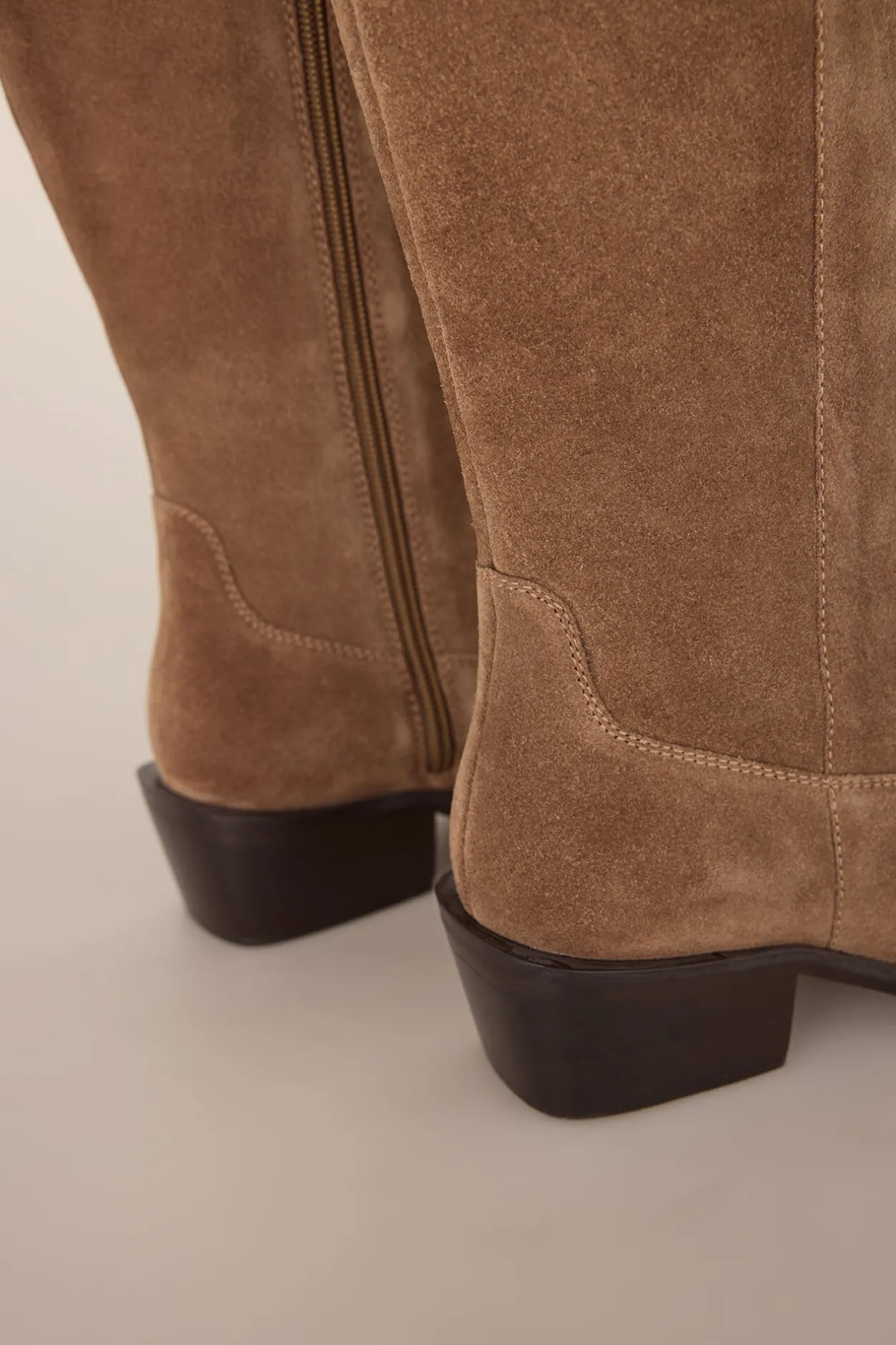 Pedro del Hierro Bota alta estilo hípica con tacón bajo en serraje Beige Online