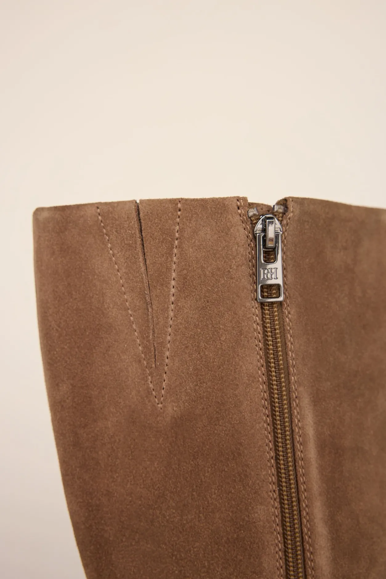 Pedro del Hierro Bota alta estilo hípica con tacón bajo en serraje Beige Online