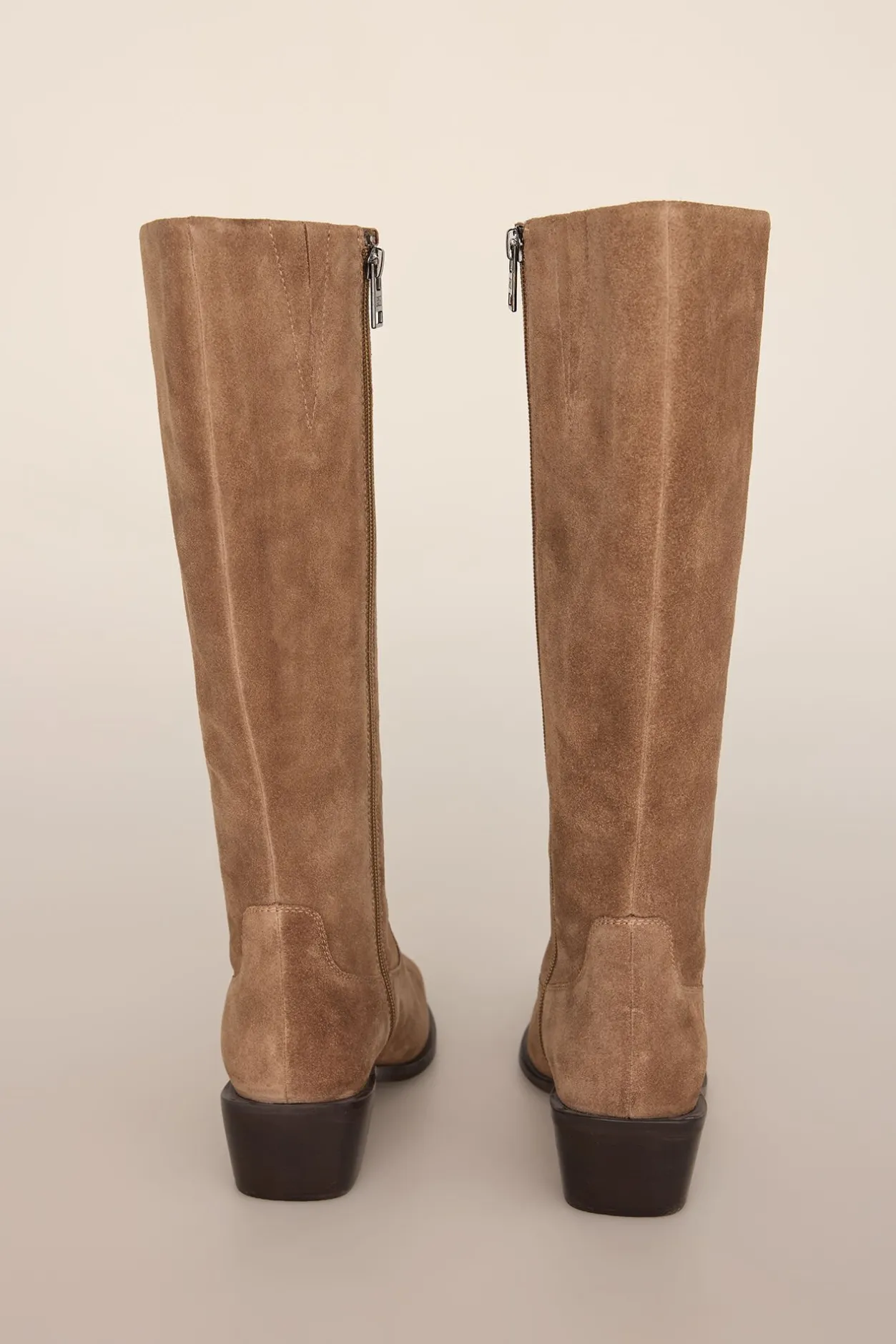 Pedro del Hierro Bota alta estilo hípica con tacón bajo en serraje Beige Online