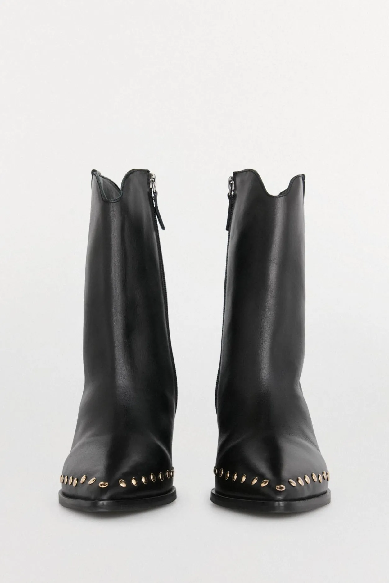 Pedro del Hierro Botin tacón con tachas en piel Negro Outlet