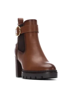 XTI Botín de tacón tipo chelsea Marr&oacute;n