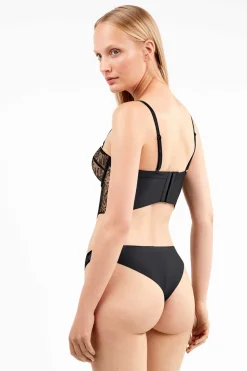 Gisela Braga brasileña encaje bordado negro