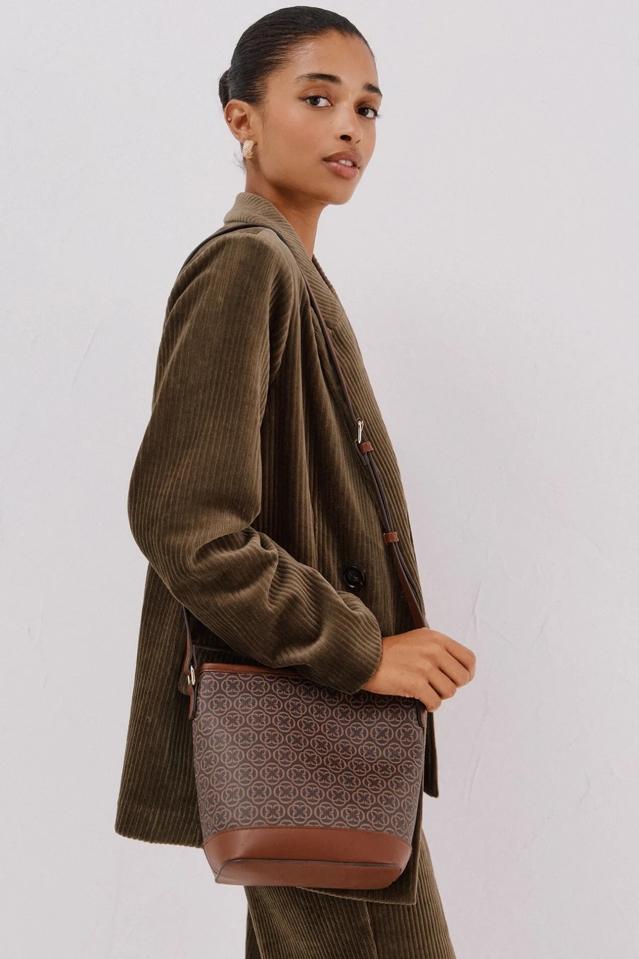 Cortefiel Bucket monogram Estampado marrón