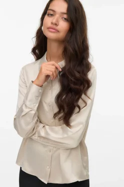 Vero Moda Camisa lisa satinada Beige