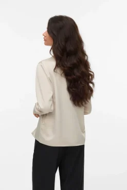 Vero Moda Camisa lisa satinada Beige