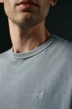 OOTO Camiseta básica con bordado avión Azul