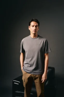 OOTO Camiseta básica con bordado avión Gris