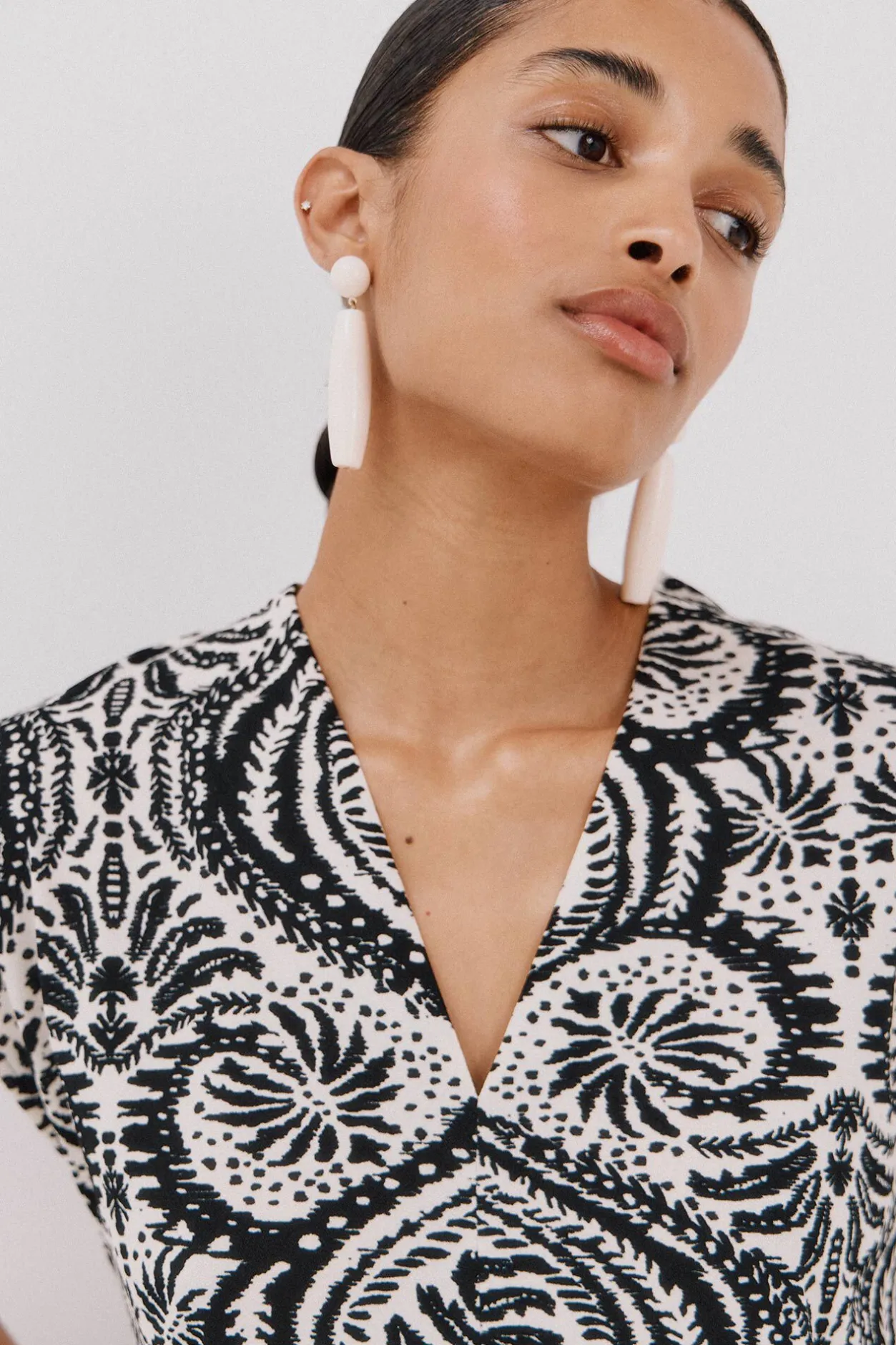 Cortefiel Camiseta estamapda escote pico fruncido Estampado blanco Hot