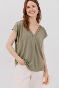 Cortefiel Camiseta pico con detalle puntilla Kaki Best