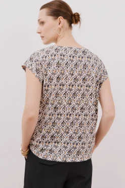 Cortefiel Camiseta pico con detalle puntilla Estampado blanco