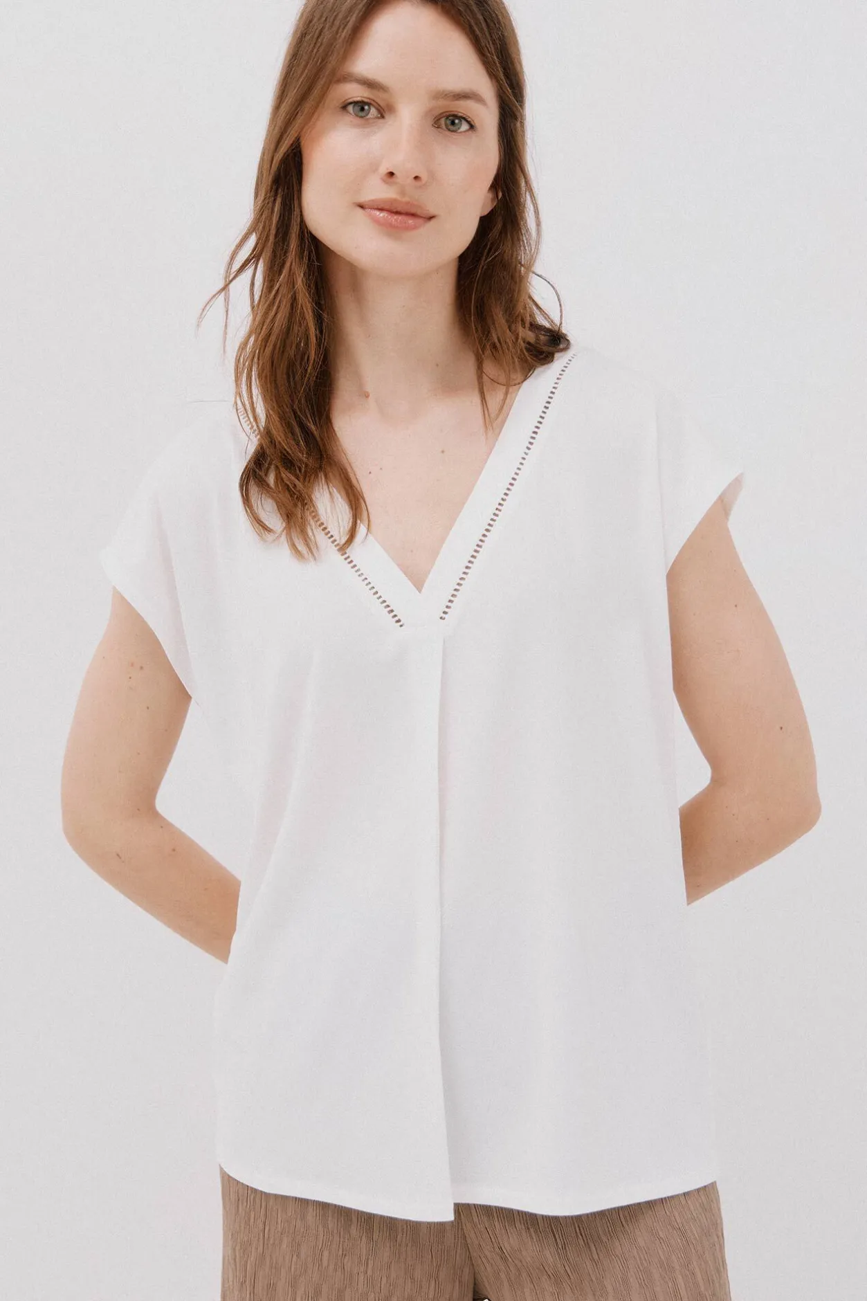 Cortefiel Camiseta pico con detalle puntilla Blanco Hot