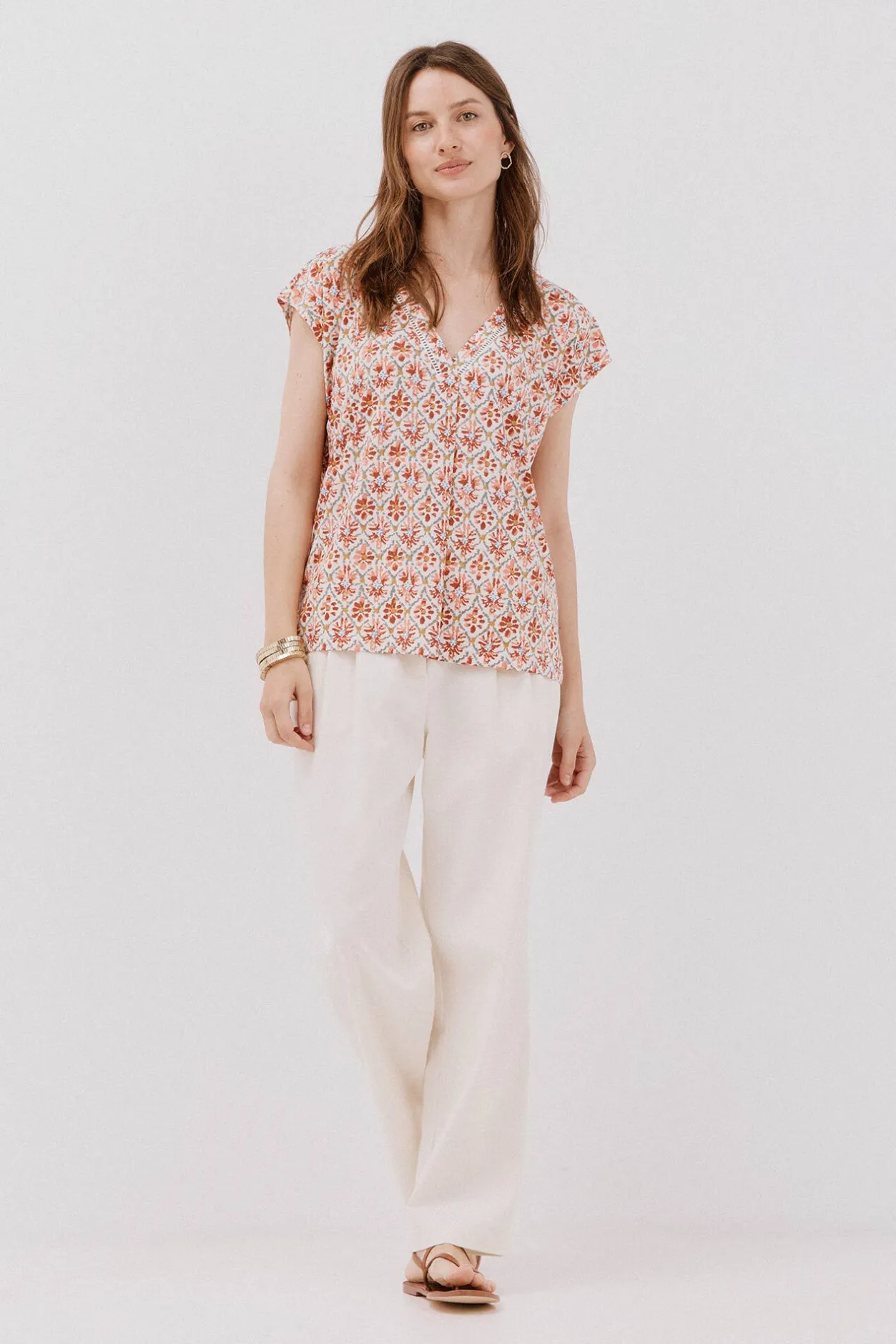 Cortefiel Camiseta pico con detalle puntilla Multicolor Hot