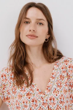 Cortefiel Camiseta pico con detalle puntilla Multicolor Hot