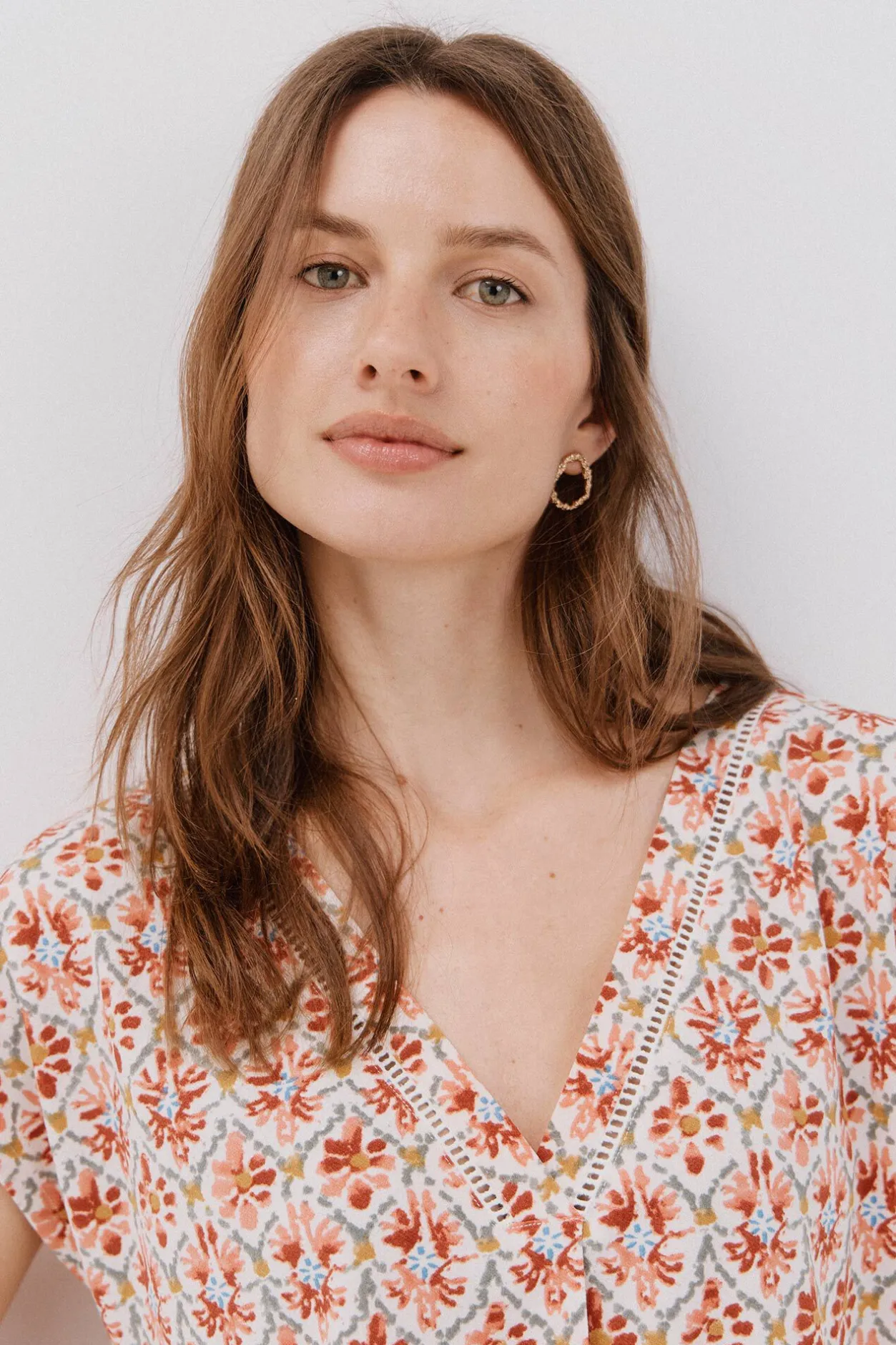 Cortefiel Camiseta pico con detalle puntilla Multicolor Hot