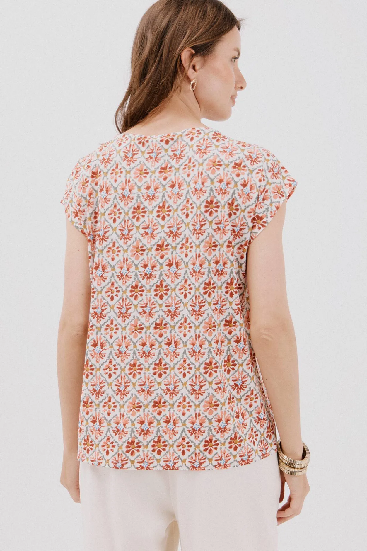 Cortefiel Camiseta pico con detalle puntilla Multicolor Hot