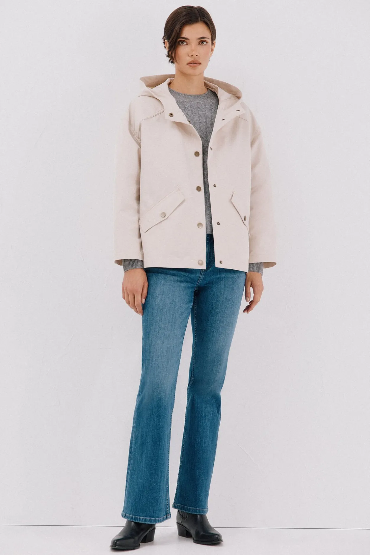 Cortefiel Cazadora corta botones automáticos Marfil