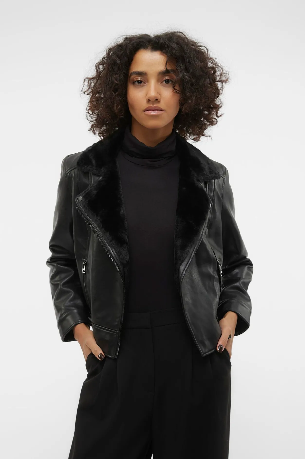 Vero Moda Cazadora corta efecto piel Negro Sale