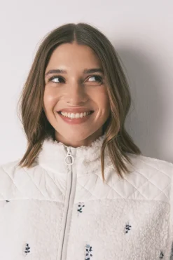 Women'secret Chaleco corto borreguito bordado blanco