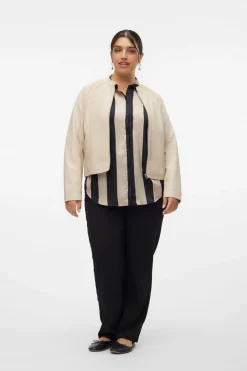 Vero Moda Curve Chaqueta efecto piel talla grande Beige Online