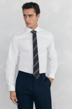Conjunto de corbata, pantalón y camisa Outlet