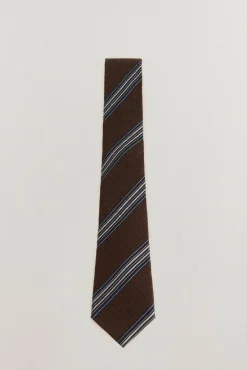 Conjunto de corbata, pantalón y camisa Outlet