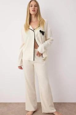 Trendyol Conjunto pijama camisero viscosa ribetes y lazo marfil