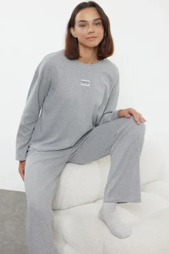 Trendyol Conjunto pijama felpa gris