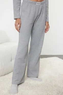 Trendyol Conjunto pijama felpa gris