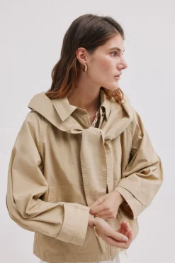 Hoss Intropia Daniela. Gabardina corta Marfil Sale