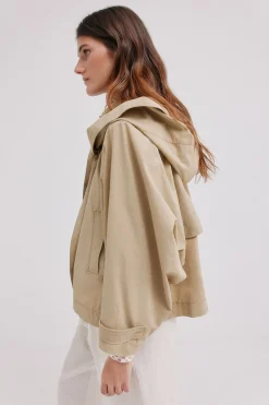 Hoss Intropia Daniela. Gabardina corta Marfil Sale