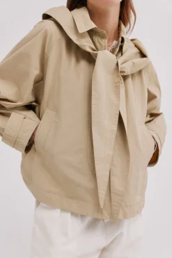 Hoss Intropia Daniela. Gabardina corta Marfil Sale