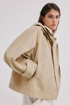 Hoss Intropia Daniela. Gabardina corta Marfil Sale