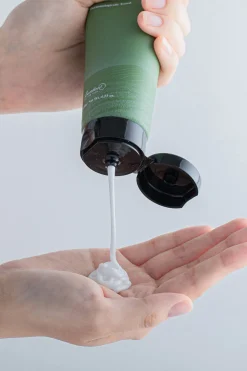 Benton Espuma limpiadora de té profundo Verde Sale