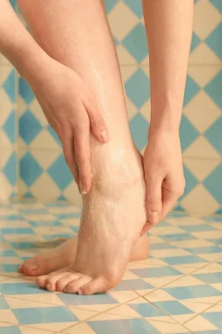 The Body Shop Exfoliante Calmante de Piedra Pómez y Menta para Pies Multicolor Online