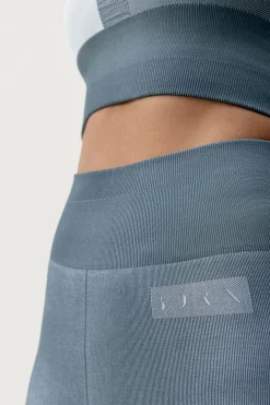 Born Living Yoga Legging deportivo Athena gris/blanco estampado