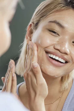 The Body Shop Limpiador Exfoliante de Vitamina C 100ml Multicolor Outlet