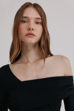 Hoss Intropia Magnolia. Top escote asimétrico Negro New