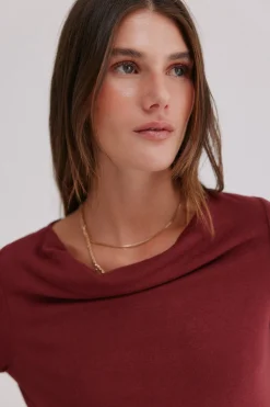 Hoss Intropia Mirta. Camiseta con escote drapeado Granate Discount