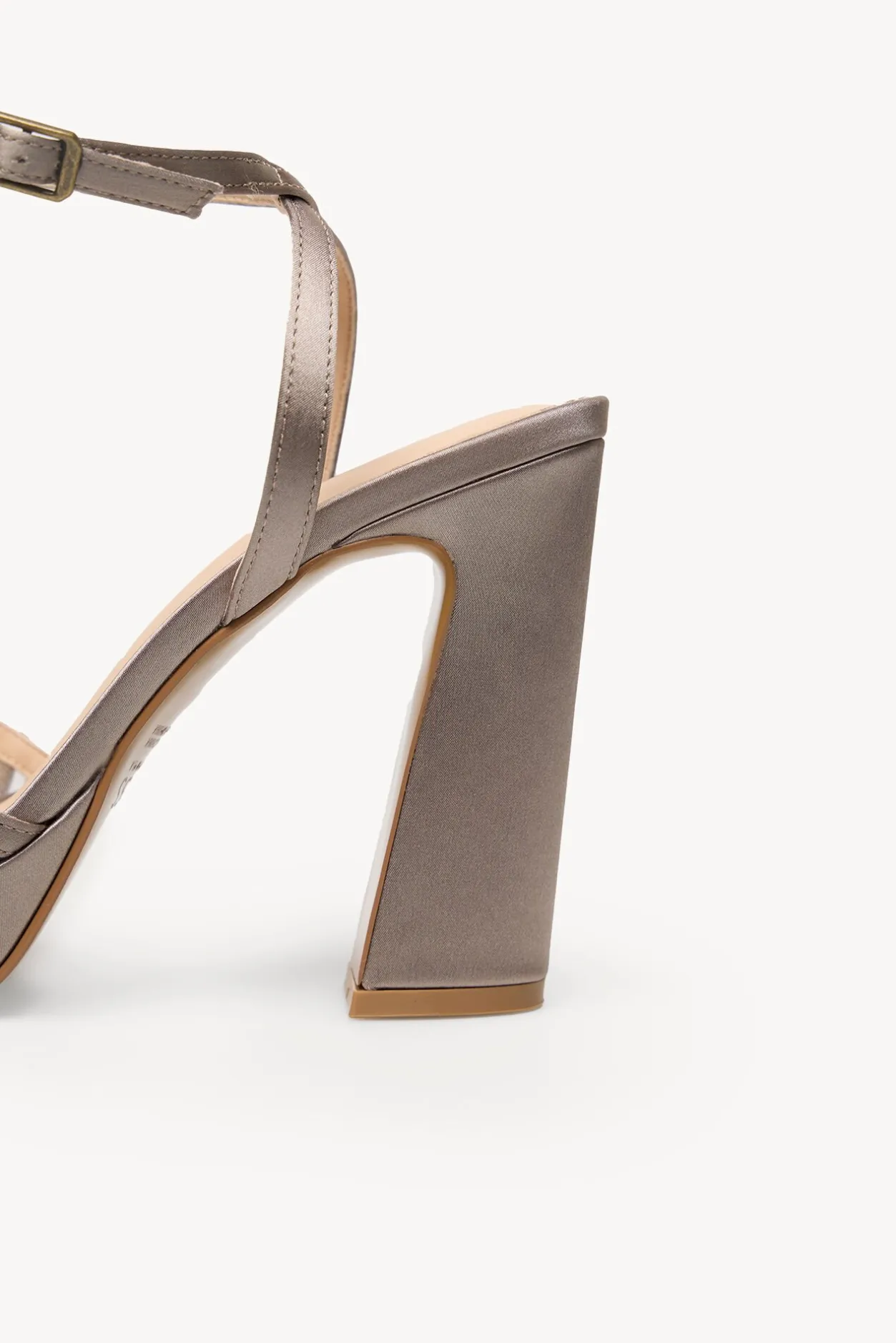 Hoss Intropia Naiara. Sandalia tacón satén Gris Outlet