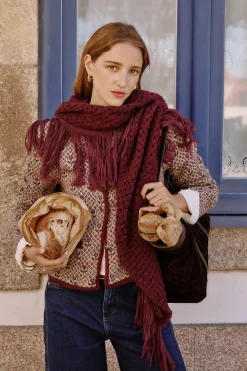 Hoss Intropia Nieves. Chal calado de flecos Granate Sale