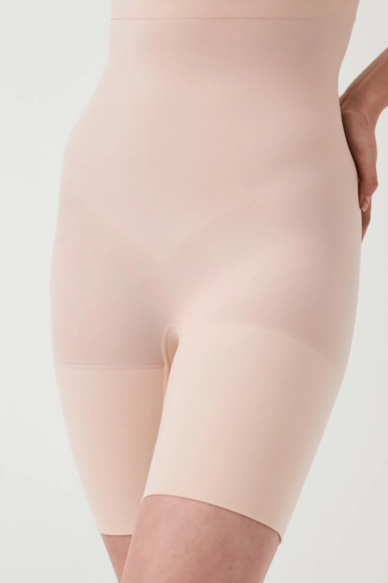 Spanx Pantalón corto a media pierna de talle alto . nude